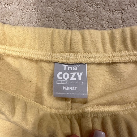 Aritzia TNA Cozy Perfect Sweatshort high rise 3” color wheat - Picture 4 of 5